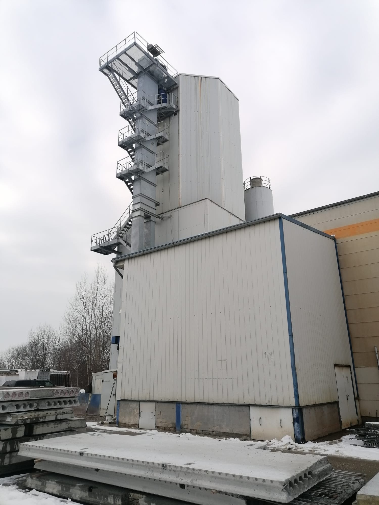 Wanderfalken-Nistkasten in Thonhausen am Gitterturm – Totale