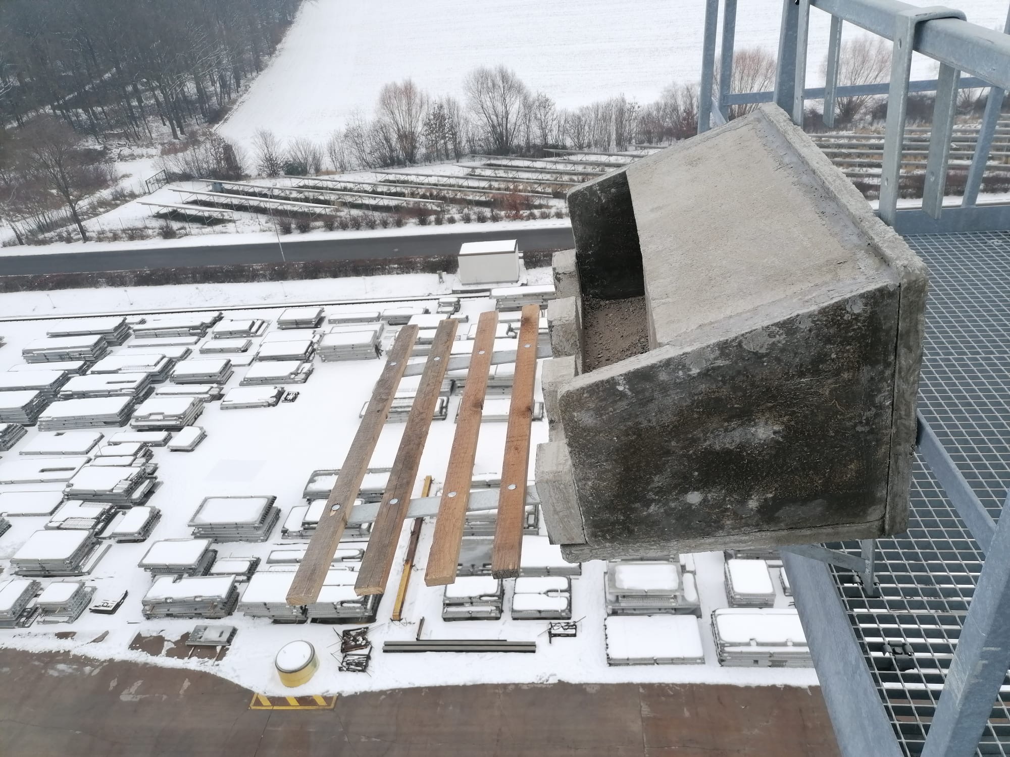 Wanderfalken-Nistkasten in Thonhausen am Gitterturm - Nahaufnahme